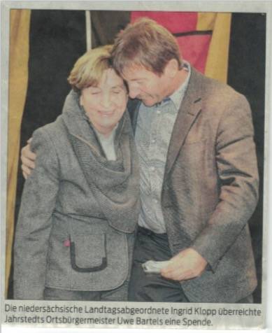 Spendenbergabe an Herrn Brgermeister Bartels beim Brgerfrhstck in Bckwitz-Zicherie zur 35jhrigen Grenzfeier
