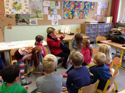 I. Klopp liest zum Bundesweiten Vorlesetag in der 1. Klasse der Grundschule Ehra-Lessien